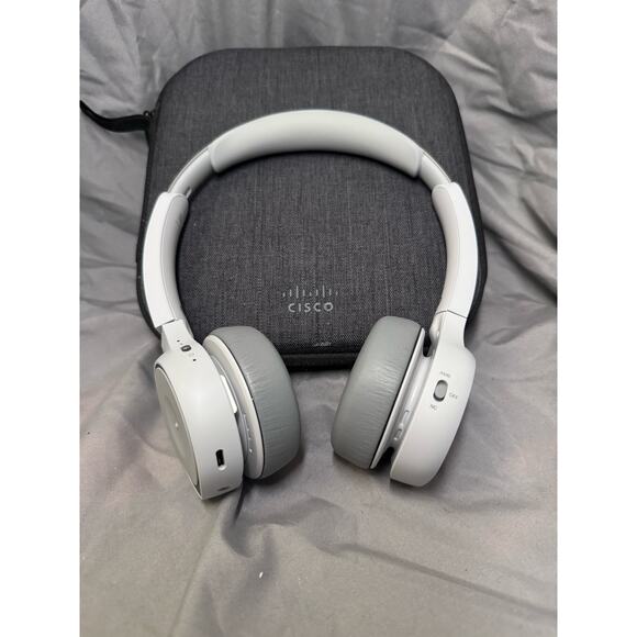 CISCO Headset 730, Wireless Dual On- Ear Bluetooth Headset with Case, USB-A HD - Picture 4 of 9